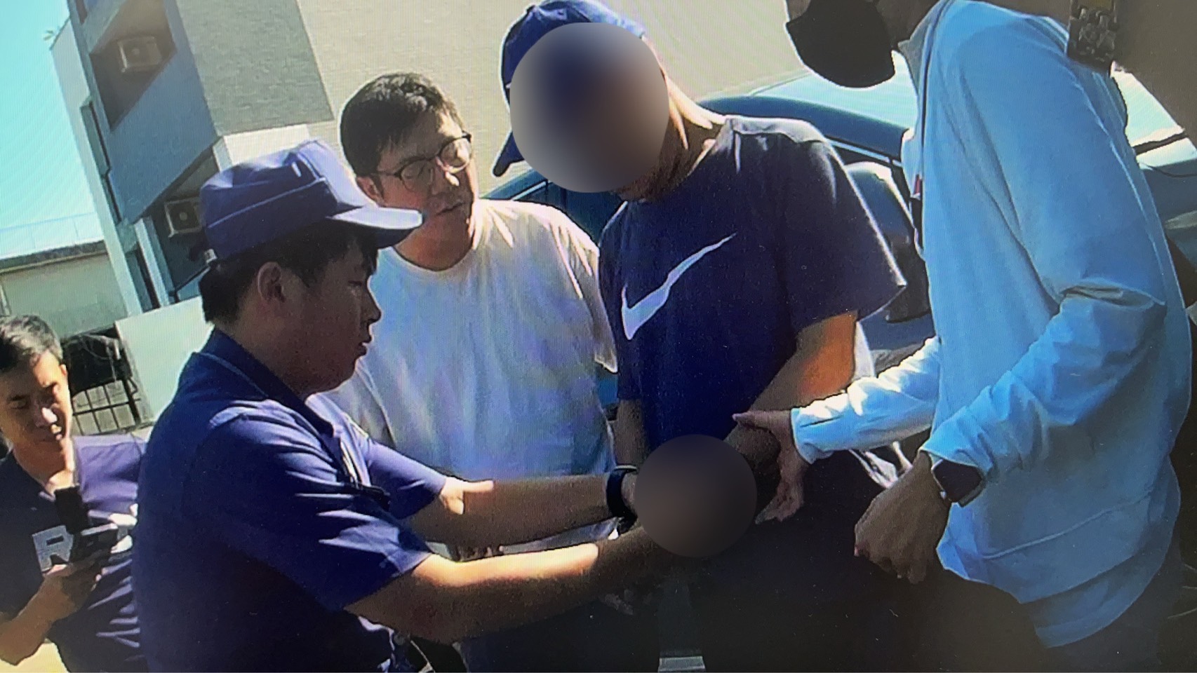 高雄婦遭詐近800萬還不夠？詐團再討67萬　車手清點現金遭逮