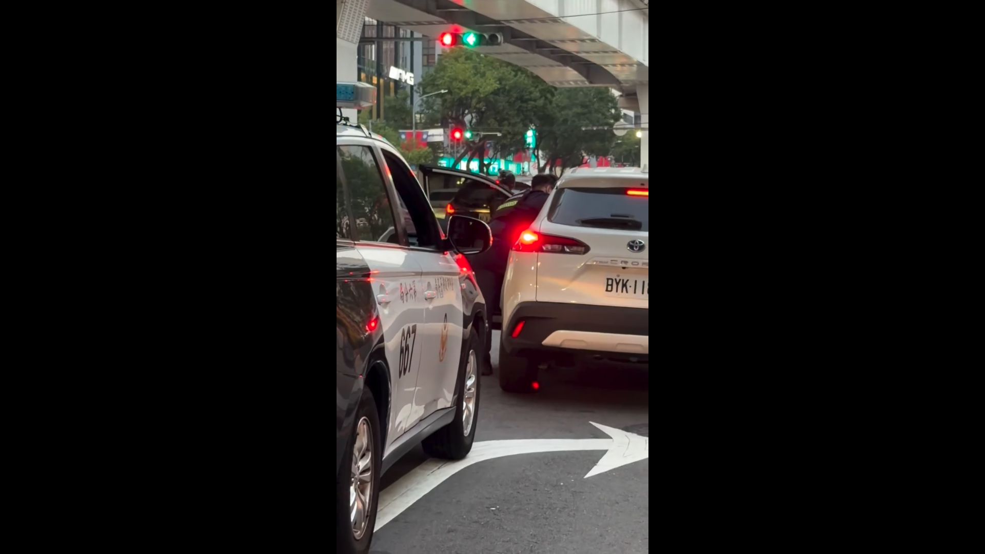 台中酒駕擦撞落跑！警在台灣大道攔獲駕駛　民眾直擊攔查現場