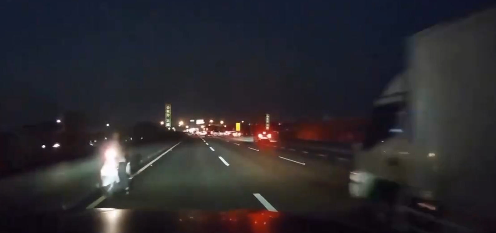 恐佈！　台中70歲翁酒駕國道1號內側車道逆向騎機車