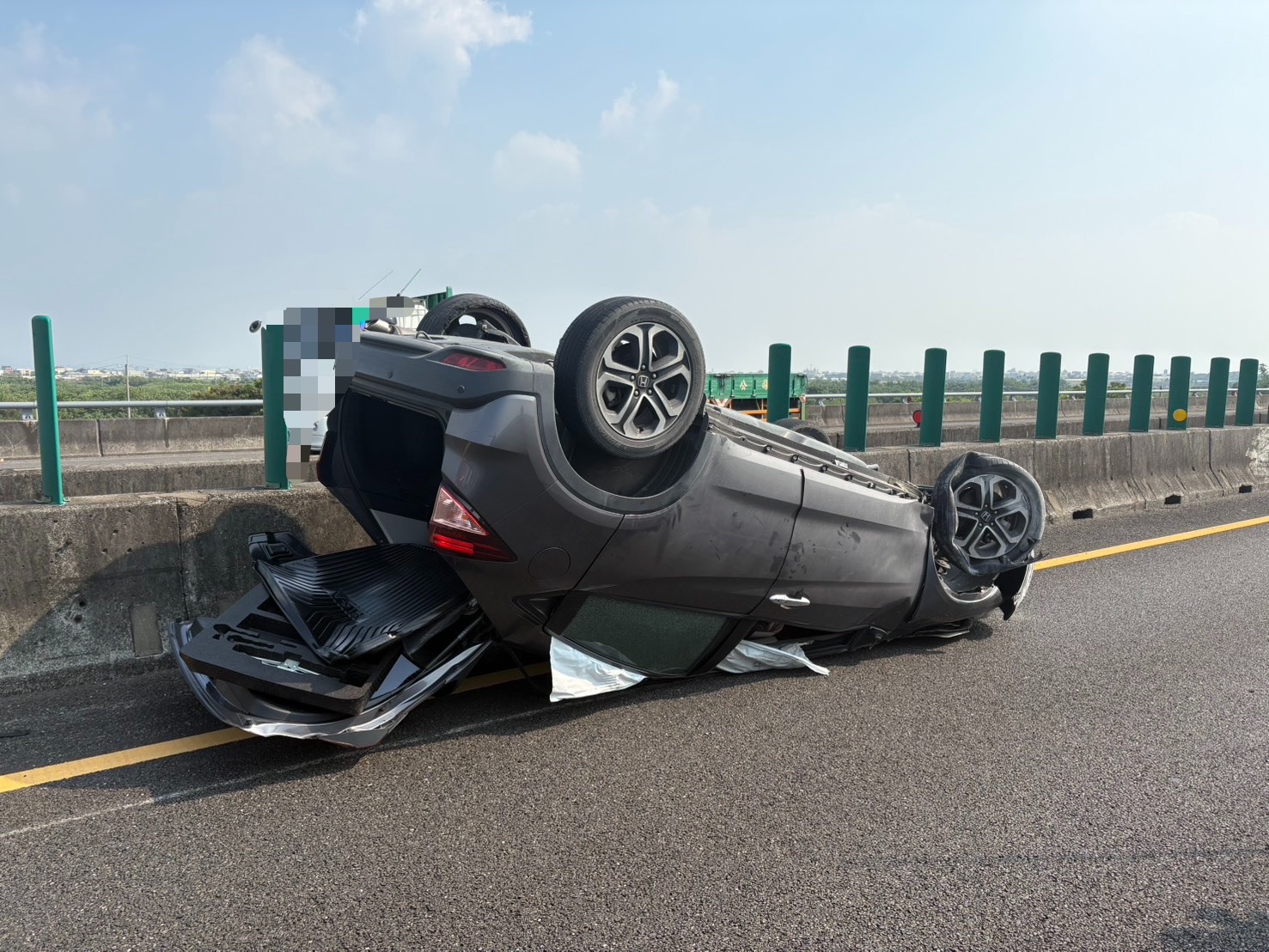 國1台南鹽水段驚傳3車連環事故！轎車自撞護欄翻覆　4人受傷送醫