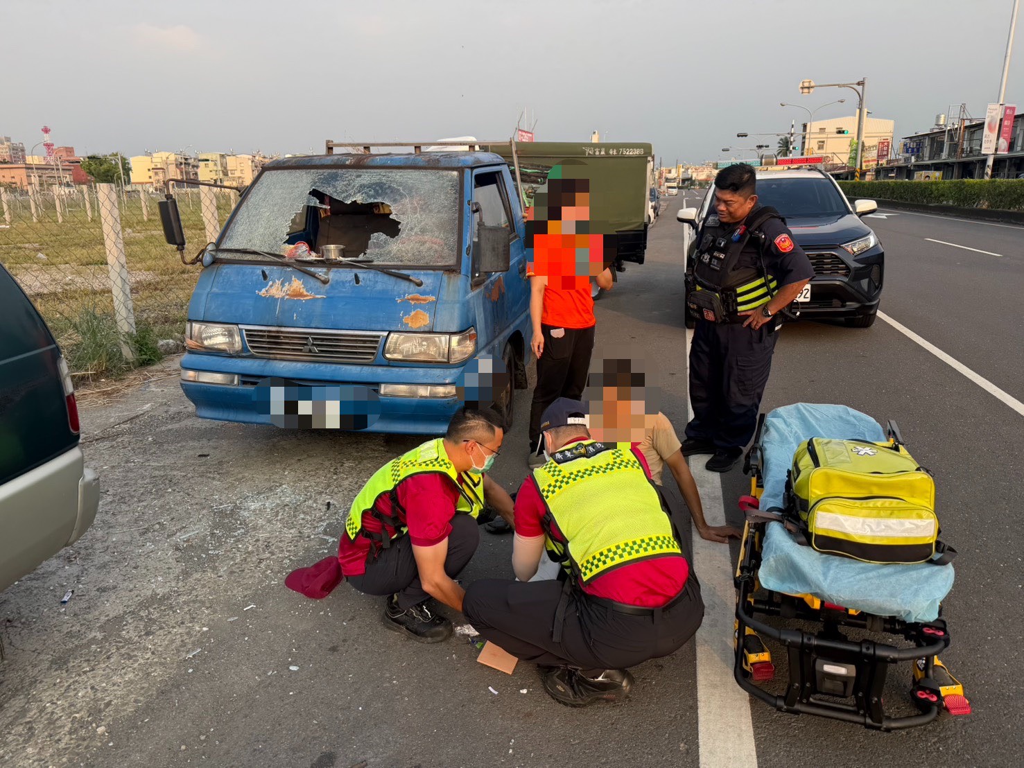 屏東街頭驚傳3煞持棍圍毆！男子雙腳受傷送醫　嫌犯搭車逃逸警追緝