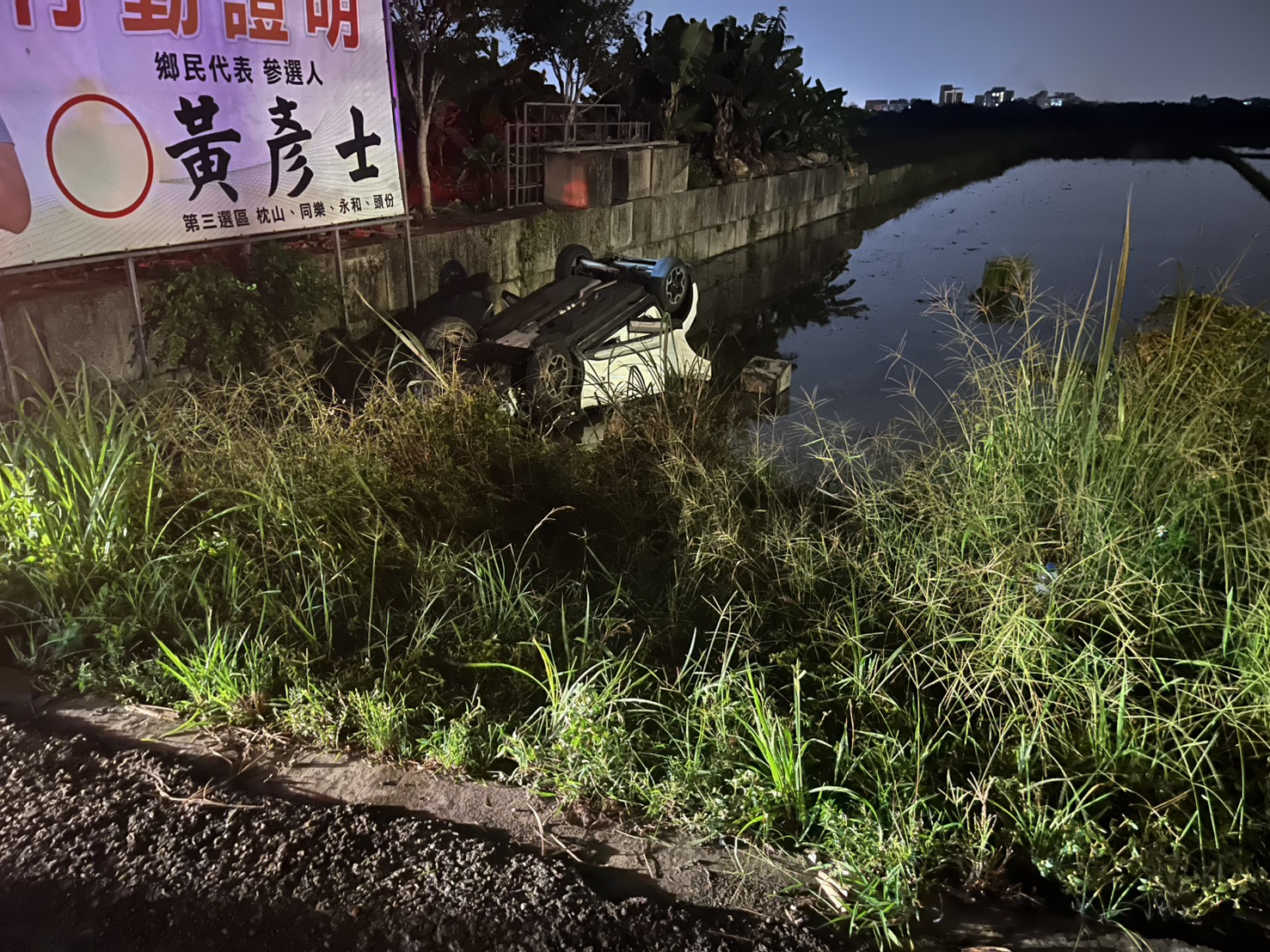 宜蘭員山轎車衝落田裡翻覆！　祖孫3代5人受傷年紀最小1歲