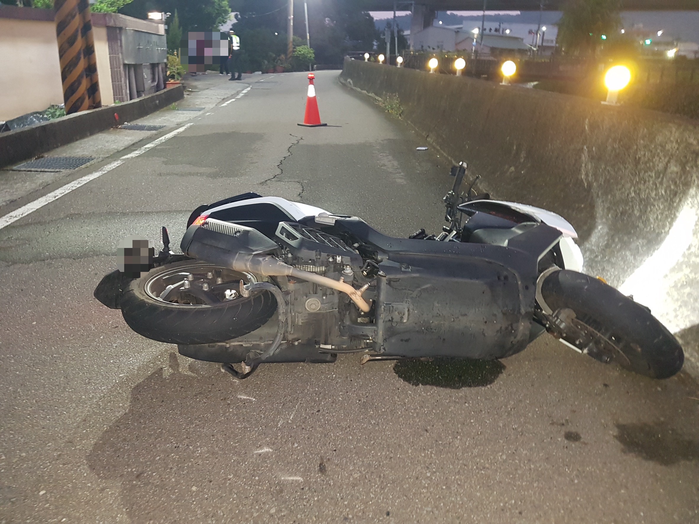 機車撞護欄騎士彈飛落水溝送醫不治！　豐原驚傳死亡車禍