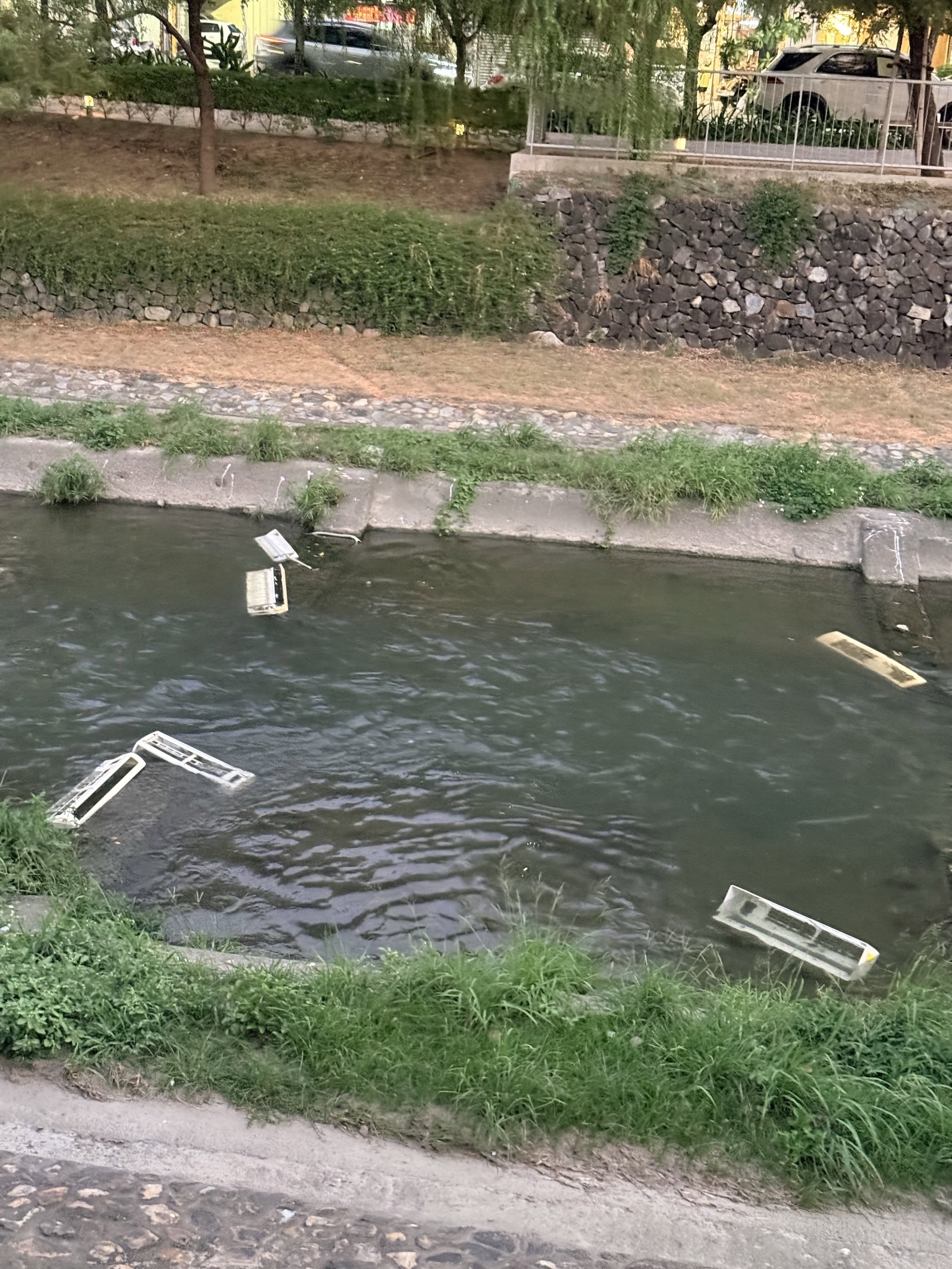 冷氣被放生？台中冷氣室內機丟柳川　環保局：已派員稽查清除