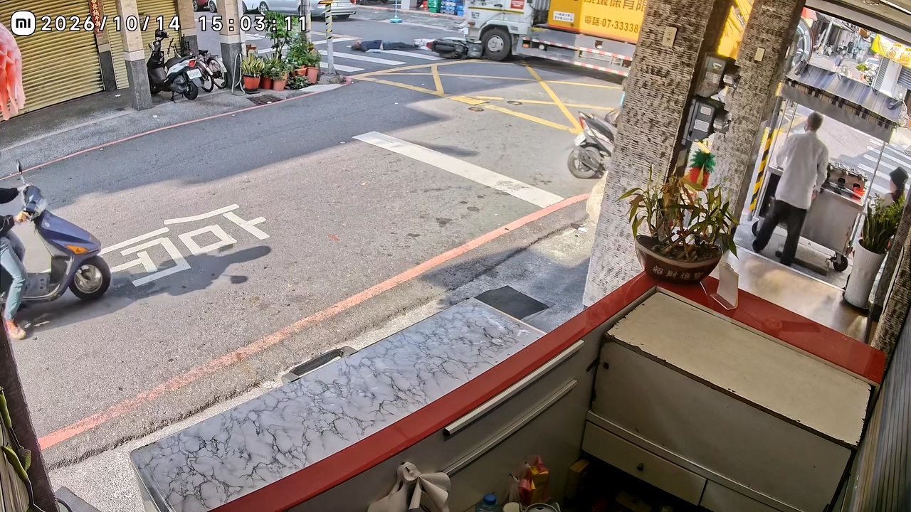 (更新)影/行經「停」字未減速出事!高雄騎士過路口與垃圾車碰撞 安全帽噴飛送醫不治