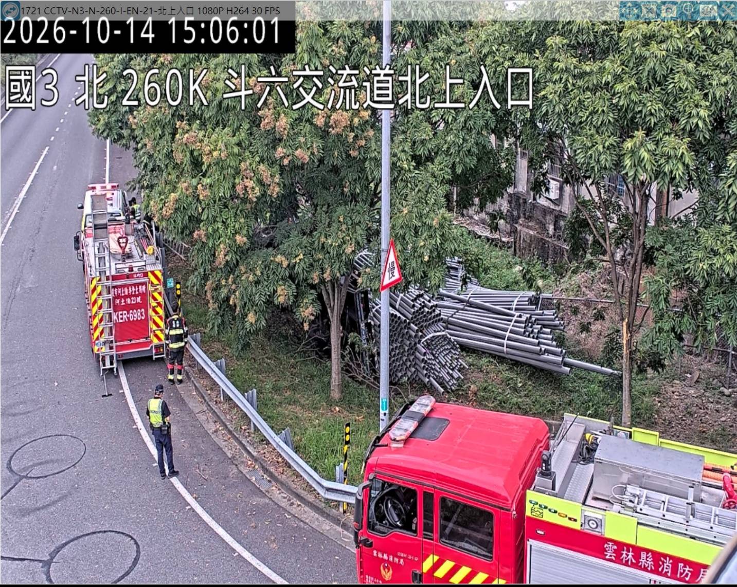 國道3號斗六交流道驚險事故！大貨車煞車失靈撞護欄　失控側翻邊坡