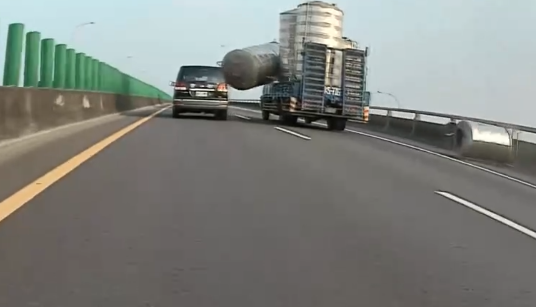 台88快速道路水塔掉落砸車！　警方追查肇事貨車究辦