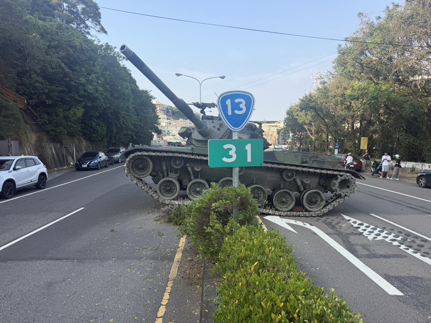 戰車自撞分隔島卡住！   疑機件故障導致