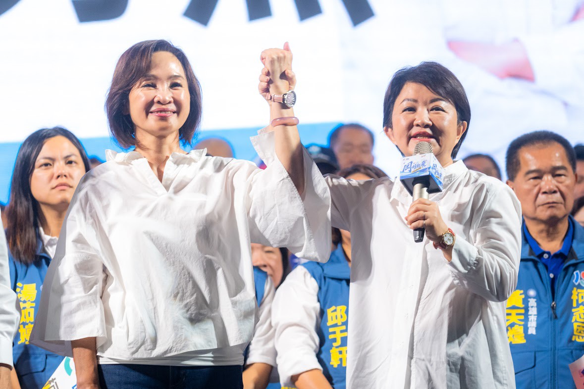 柯志恩岡山造勢拚翻盤！侯友宜、盧秀燕同台　現場喊3萬人傳百米布條