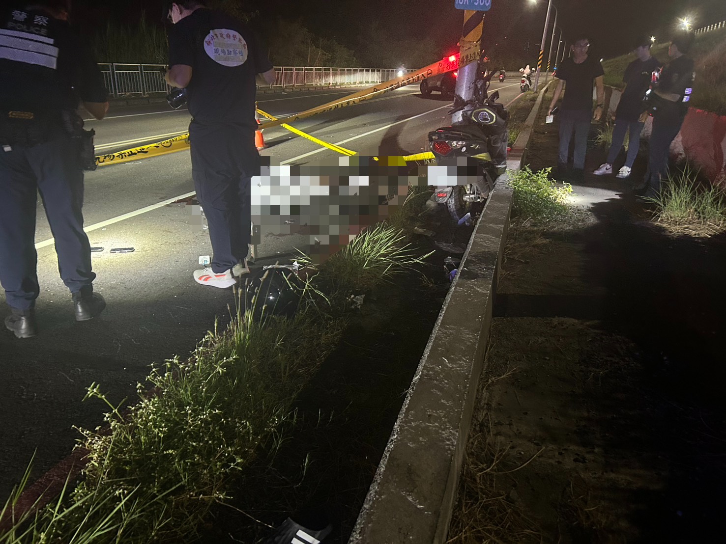 新北板橋車禍2死！　19歲男騎機車載少女撞路燈釀慘劇