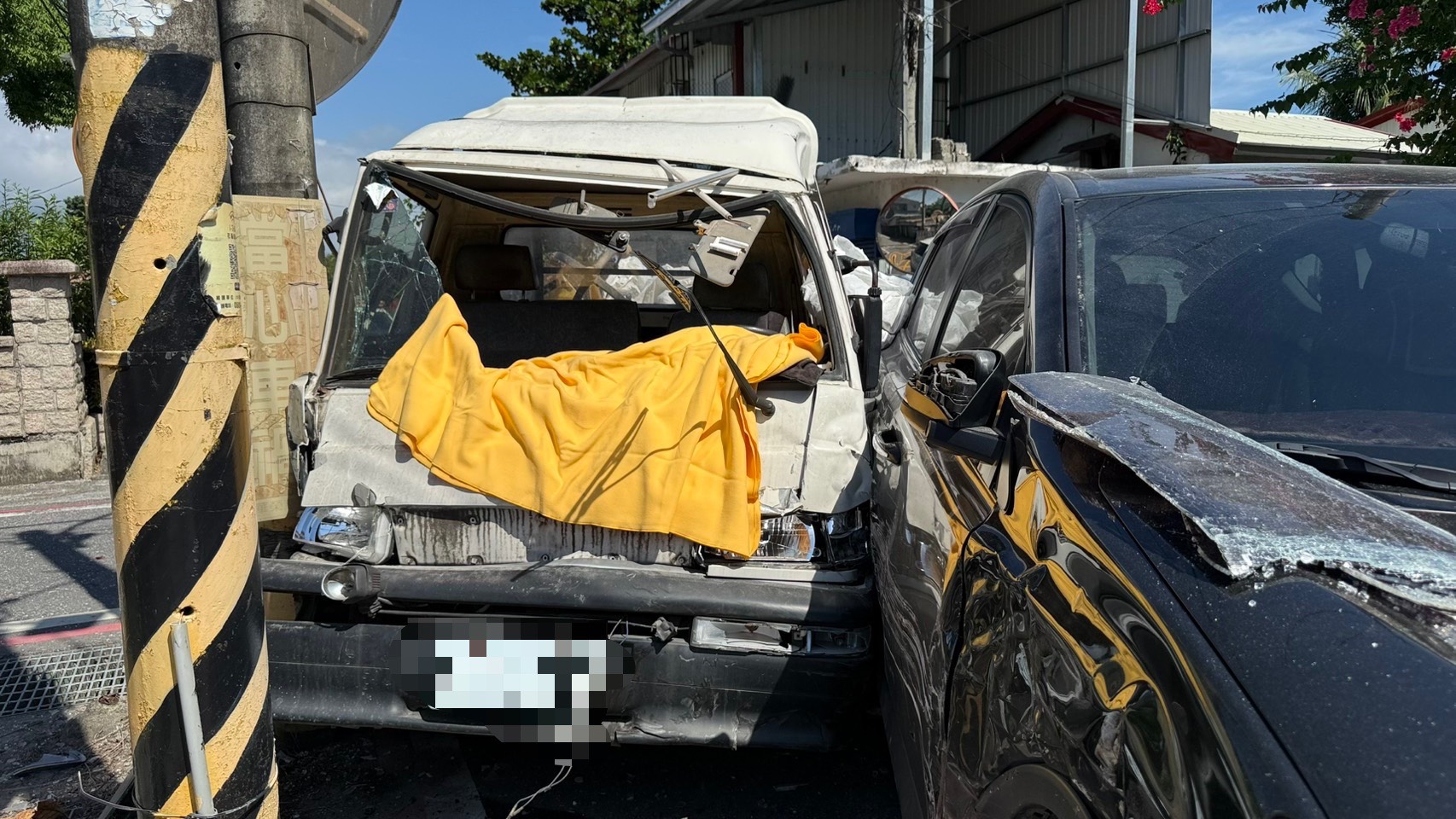 花蓮吉安無號誌路口兩車碰撞！小貨車失控撞電桿　駕駛左手擦挫傷
