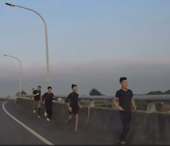 國道遇臨檢4男棄車落跑！　 網傳「外籍移工早起練跑」