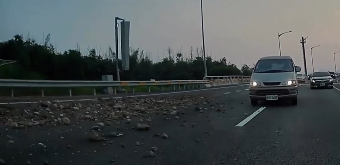 國道砂石車載運廢棄磚石沿途掉落闖禍！　10車輾壓撞擊受損