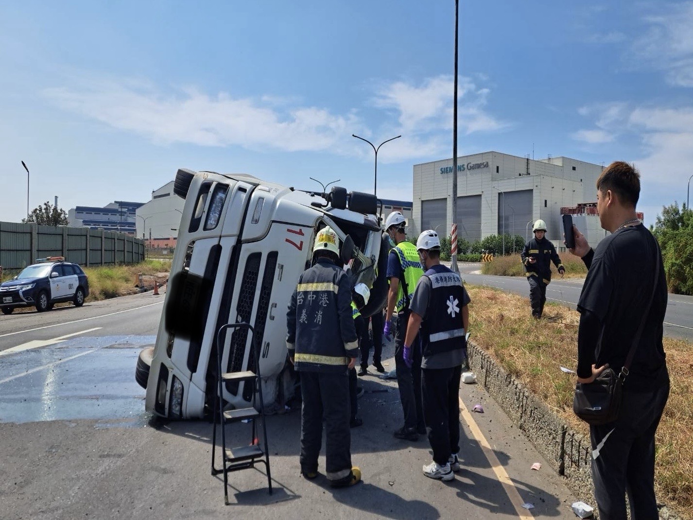 台中港區死亡車禍! 預拌混凝土車翻覆駕駛傷重不治