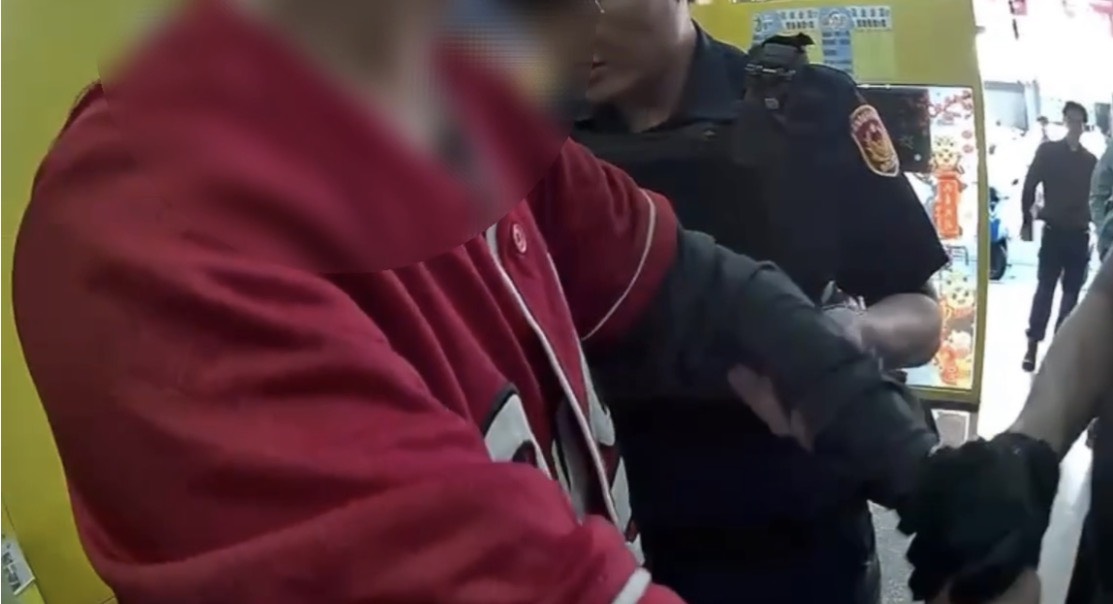 快訊/高雄男持刀買彩券!驚動警到場逮人「社維法辦」