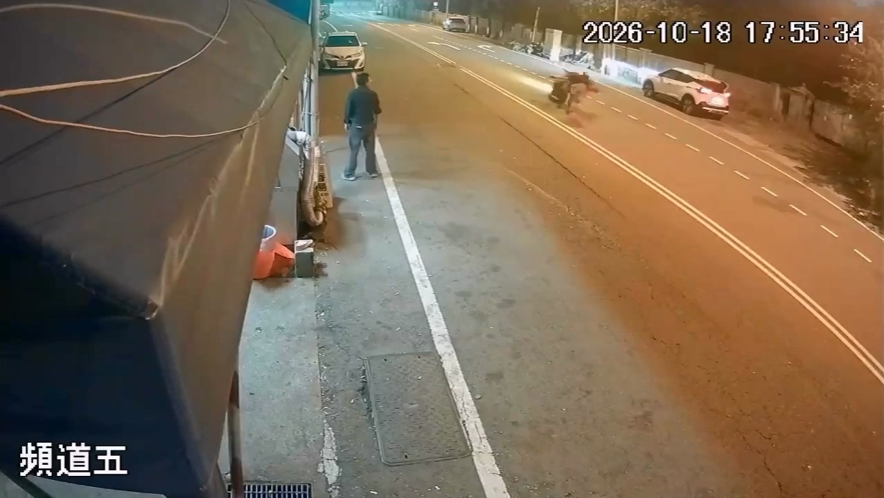 影／湖口私娼寮旁車禍！外籍男買菸穿越馬路　走過雙黃線遭騎士撞飛