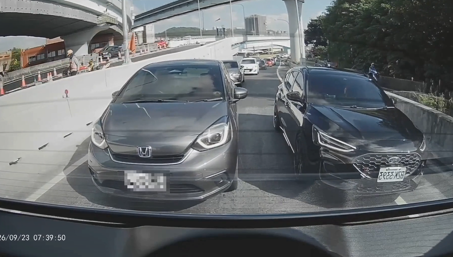 爆料／五股交流道驚見危駕！黑色Focus 違規超車、跨越槽化線逼人讓道 民眾痛批：屁孩行為