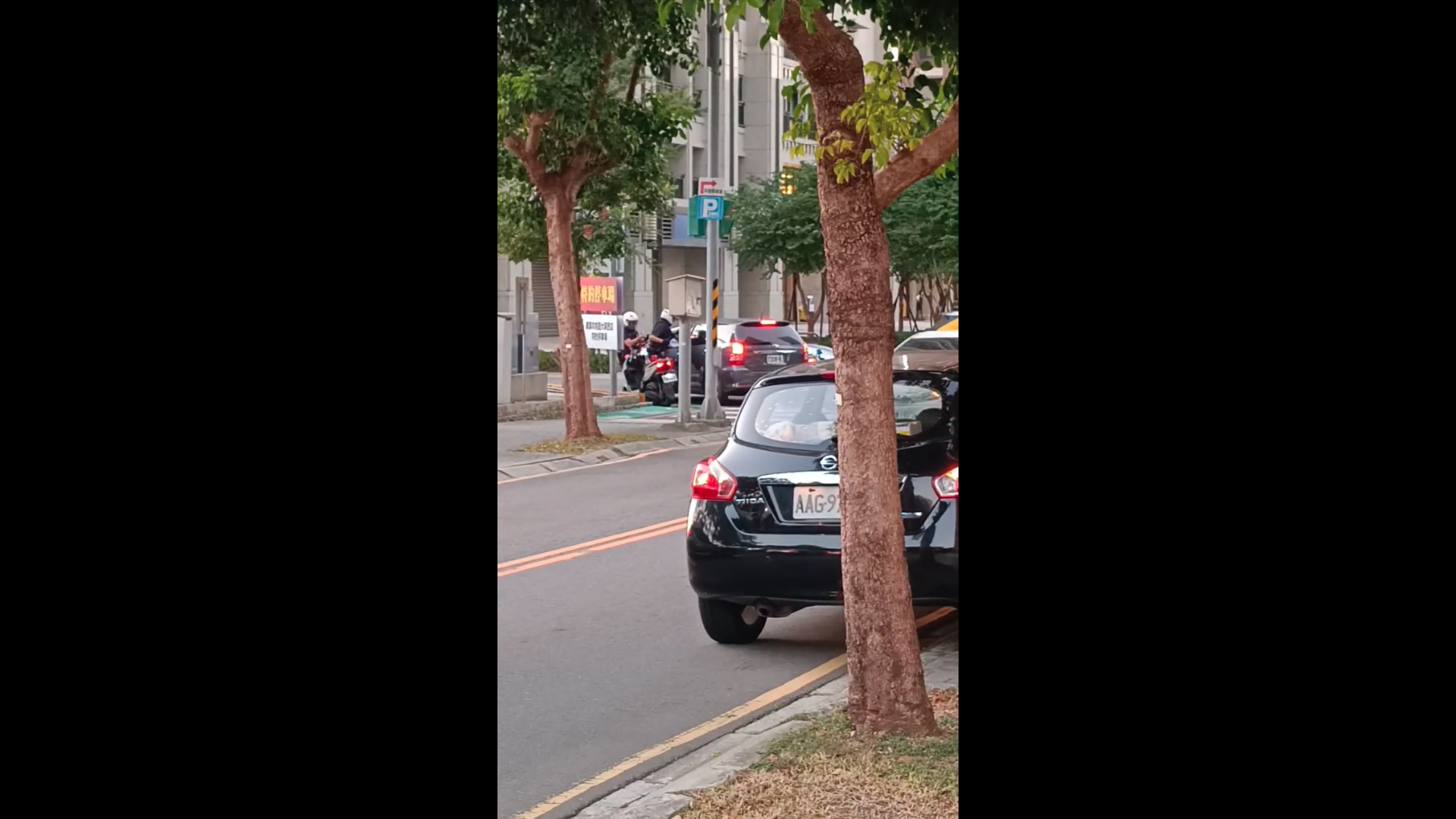 桃園男掛失竊車牌拒檢狂逃！撞路燈遭警破窗拖下車　酒測超標、毒品快篩陽性