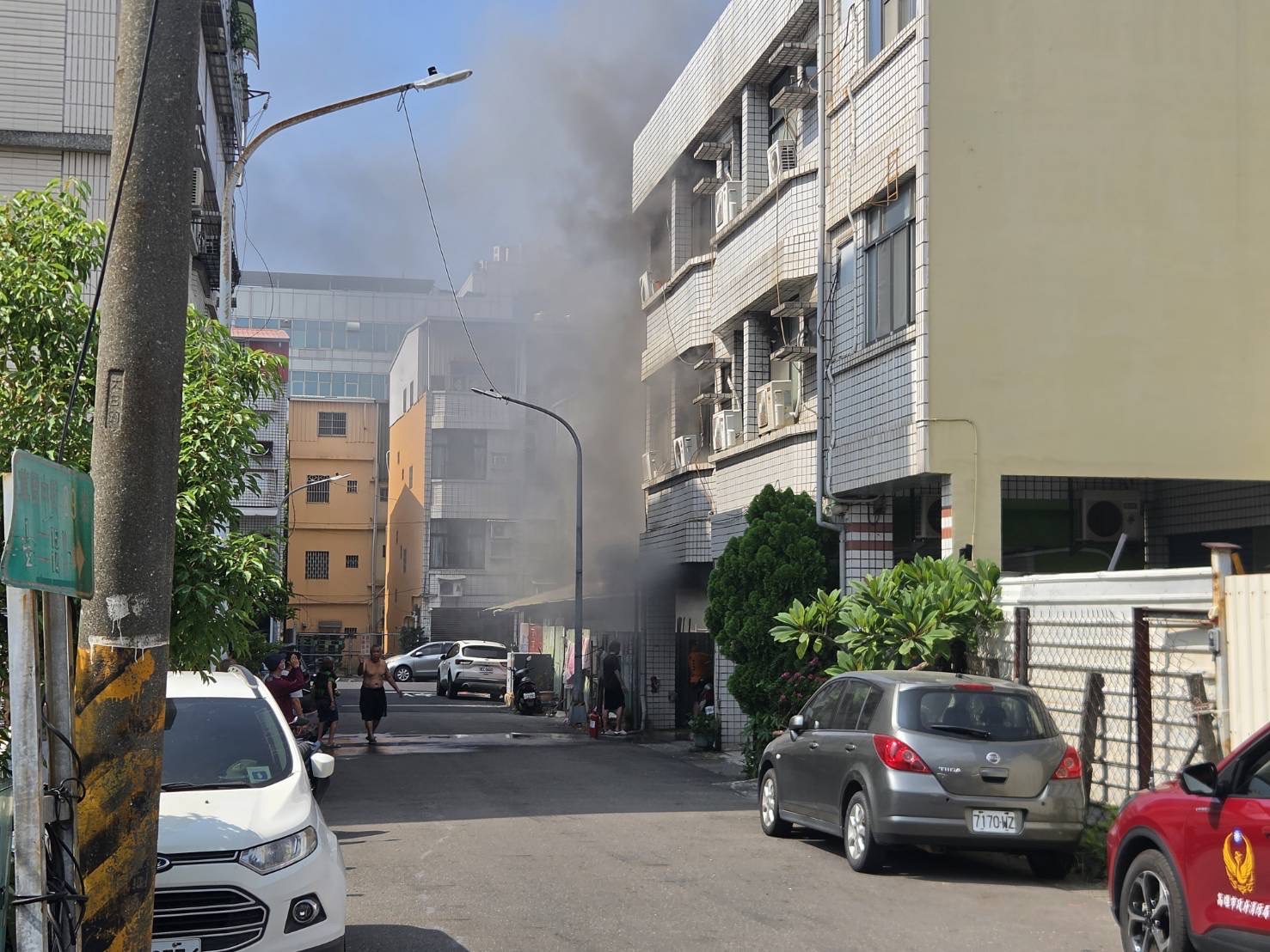 快訊／高雄草衙住宅火警！透天「竄火煙」警消灌救