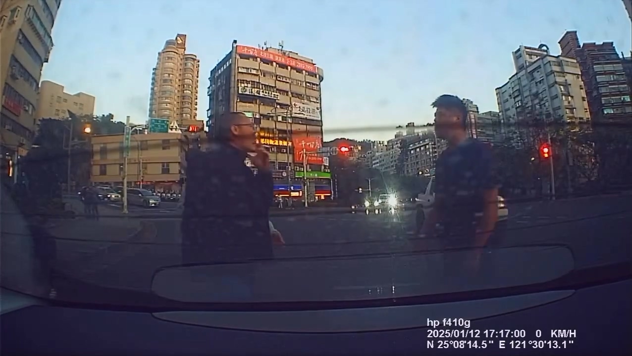 影／路人砸車還掏瑞士刀！駕駛閃過反踢遭起訴傷害罪　告對方遭駁回還被說「為何不跑」