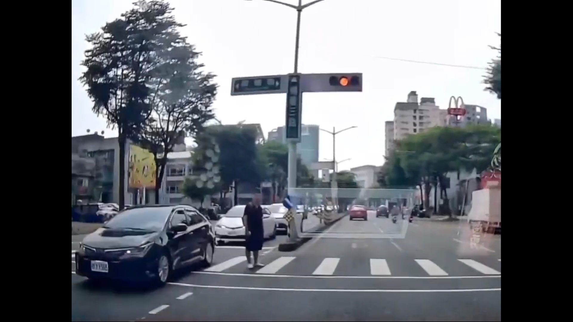 高雄博愛三路路口遇行人又怕後車追撞　駕駛質疑：急煞與未禮讓該怎麼選？