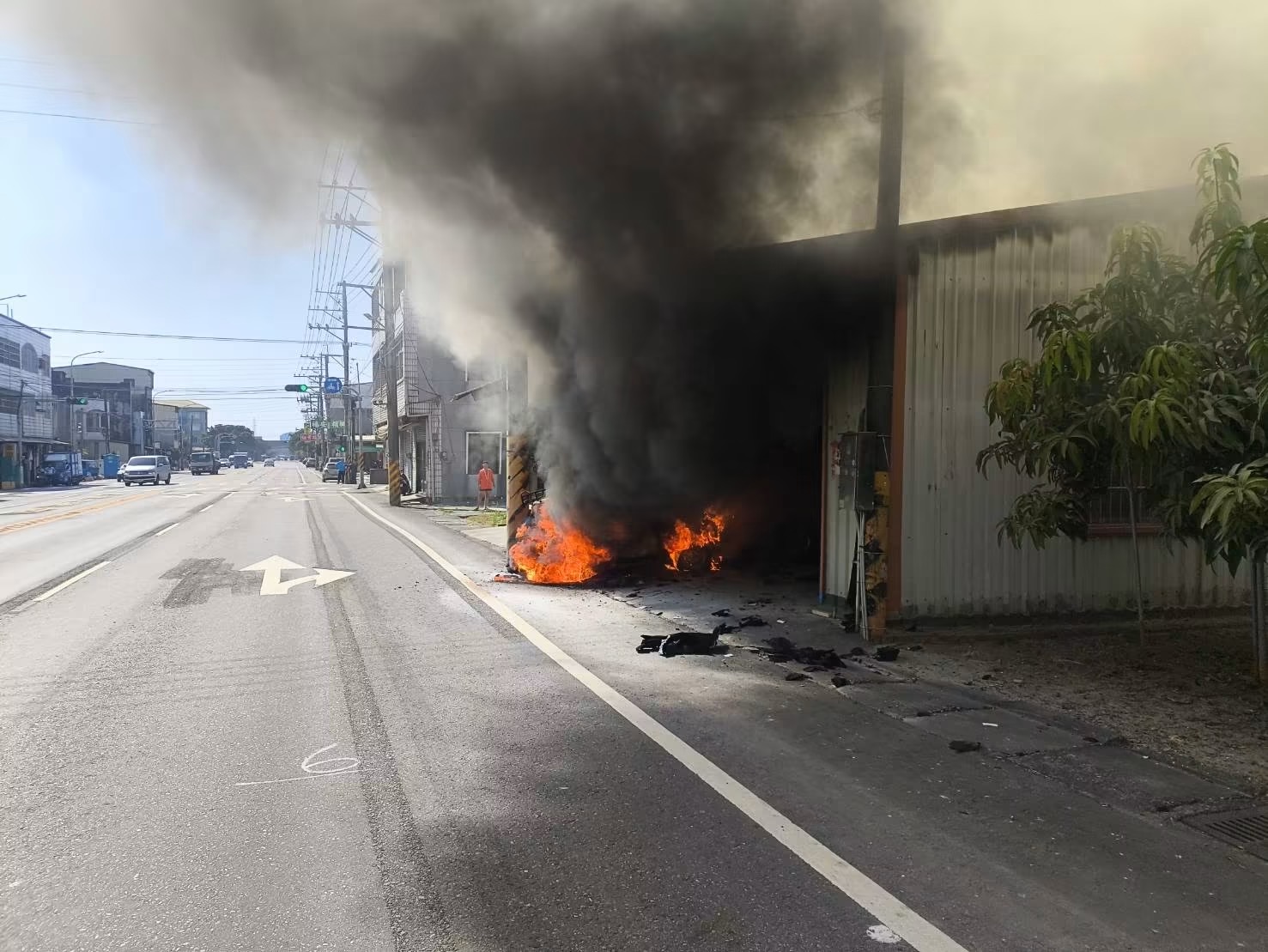高雄汽車遭撞衝民宅釀火警！火勢延燒車庫　警消佈線搶救