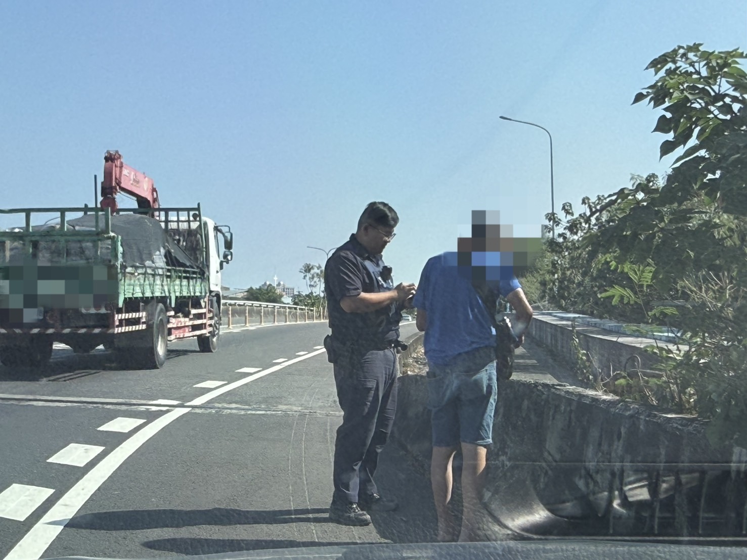 苗栗大叔到嘉義工作　休假散步竟迷路誤闖台82線交流道！警暖心護送脫困