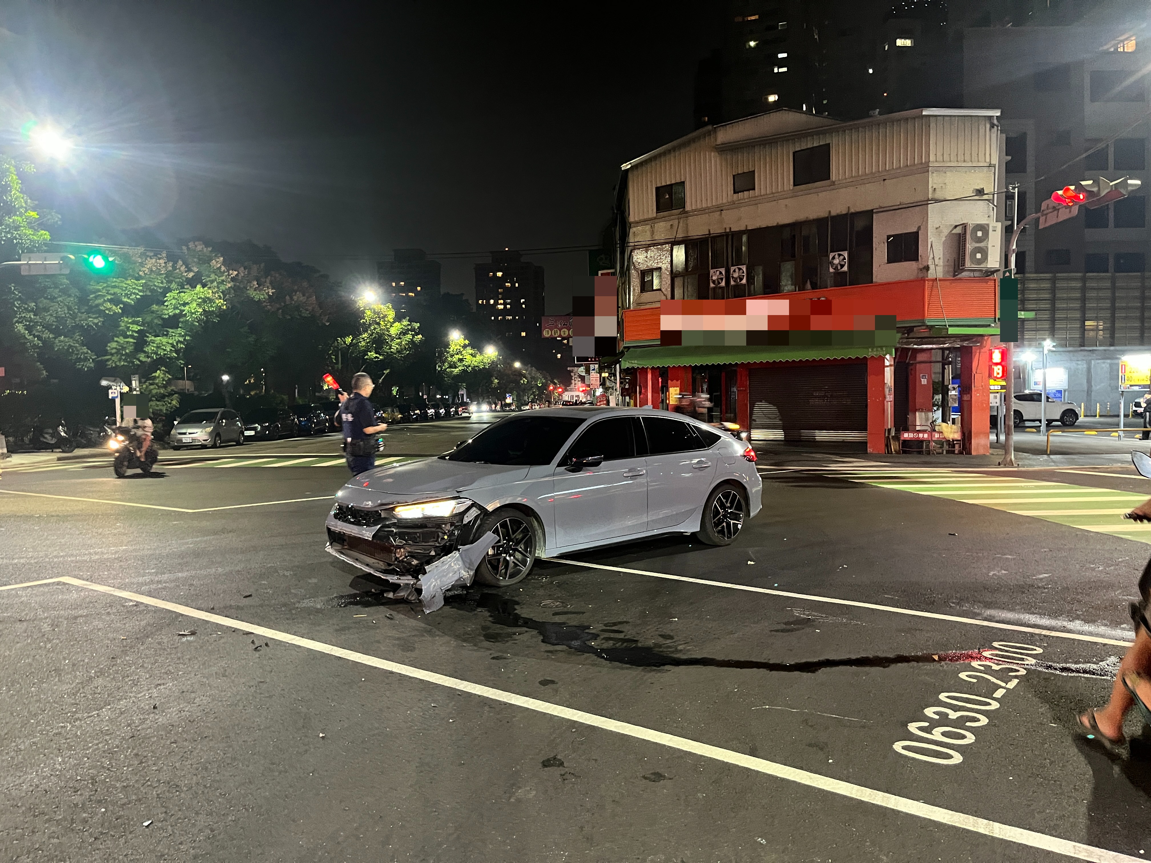 台中西區深夜車禍！計程車左轉與直行機車碰撞　騎士受傷送醫