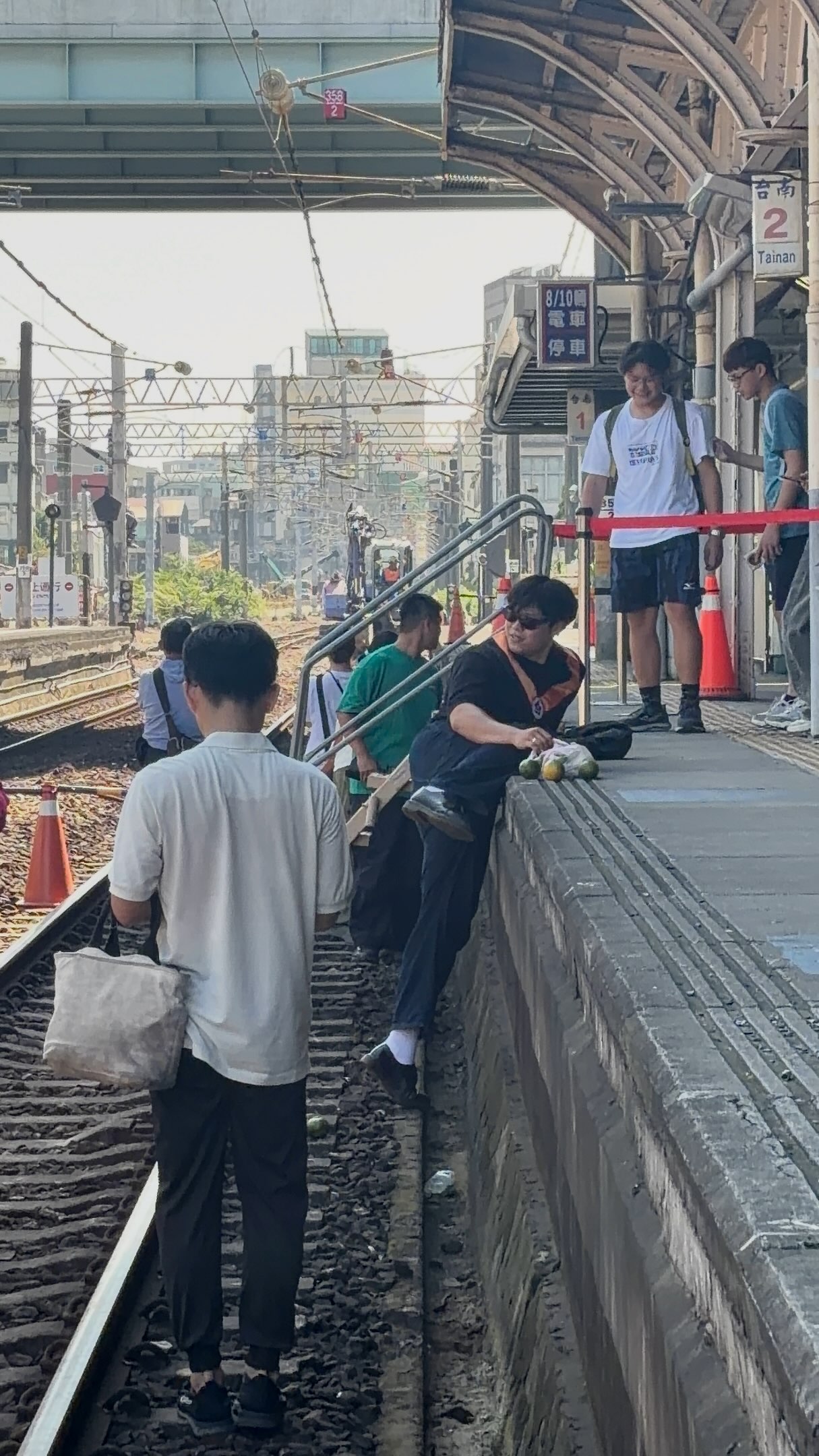 台南車站掀「撿橘子」熱潮！男子為當哥哥最高榮譽　向路人借橘子重現《背影》