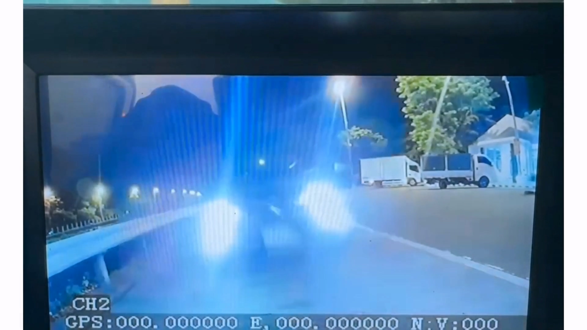 影／無煞車撞擊影片曝光！國道新化休息站2死車禍　BMW高速追撞大貨車全毀
