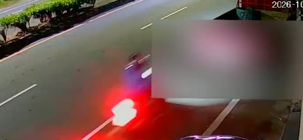 當場慘死！嘉義東石機車追撞違停小貨車　車頭插進車底18歲女騎士喪命
