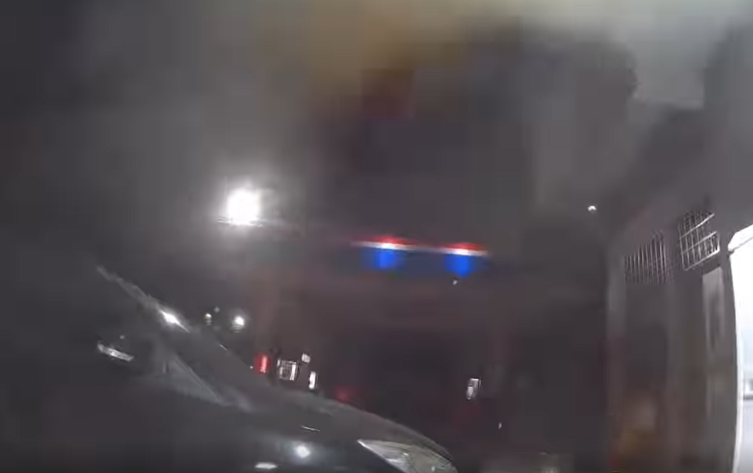 薔琵颱風夜直擊!台中女騎士換電遇巨響停電 驚嚇飆罵「萌音髒話」網瘋傳 台電半小時快速復電