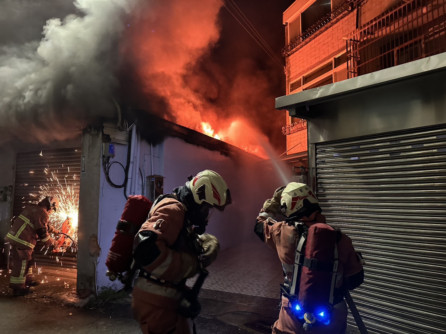 新竹透天厝暗夜火警！　11名受困住戶獲救3人送醫