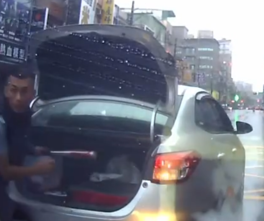 超車糾紛小黃被砸運被打傷！　警方到場逮人究辦