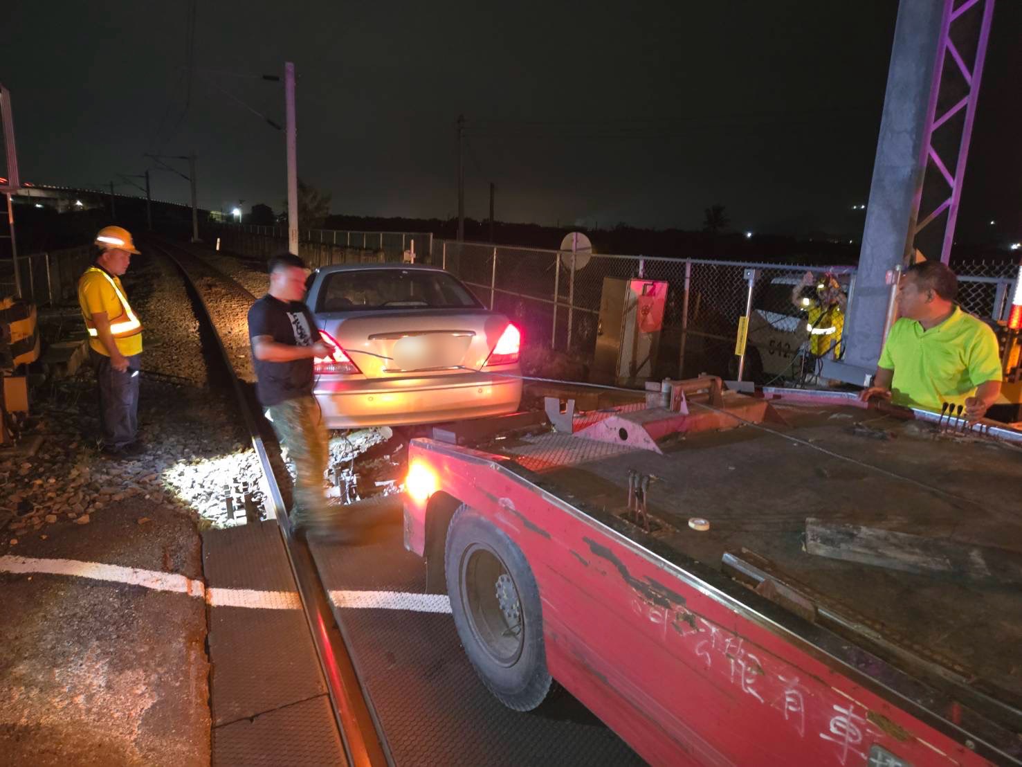 快訊／屏東枋寮平交道驚險一幕！71歲男駕車誤闖鐵軌　底盤卡住動彈不得