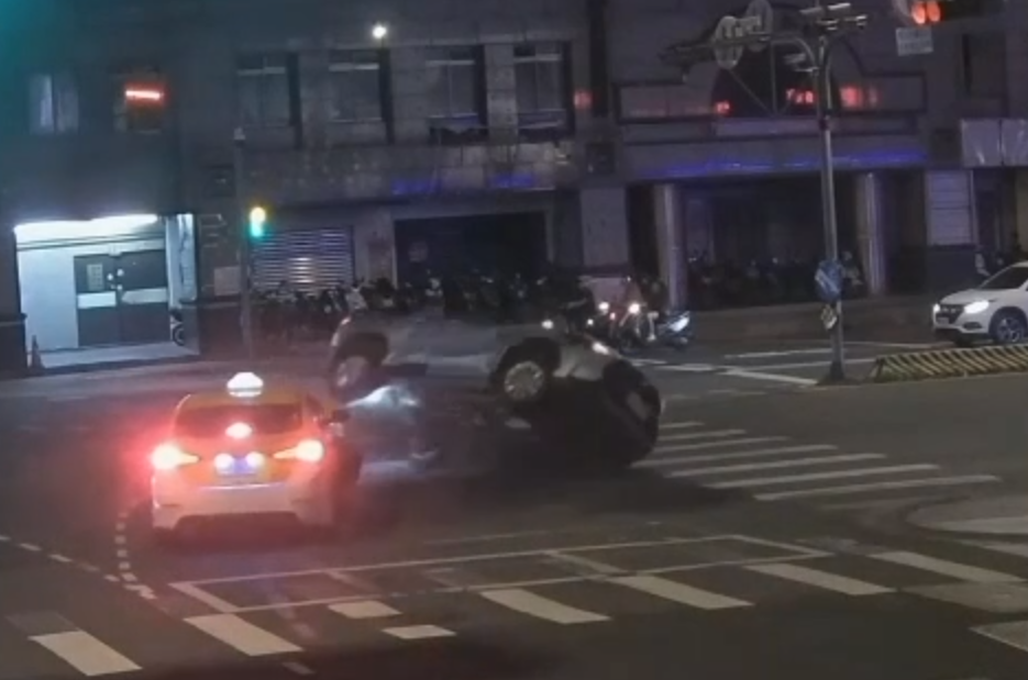 闖紅燈釀禍！土城計程車闖紅燈與另輛計程車相撞翻覆　兩駕駛受傷