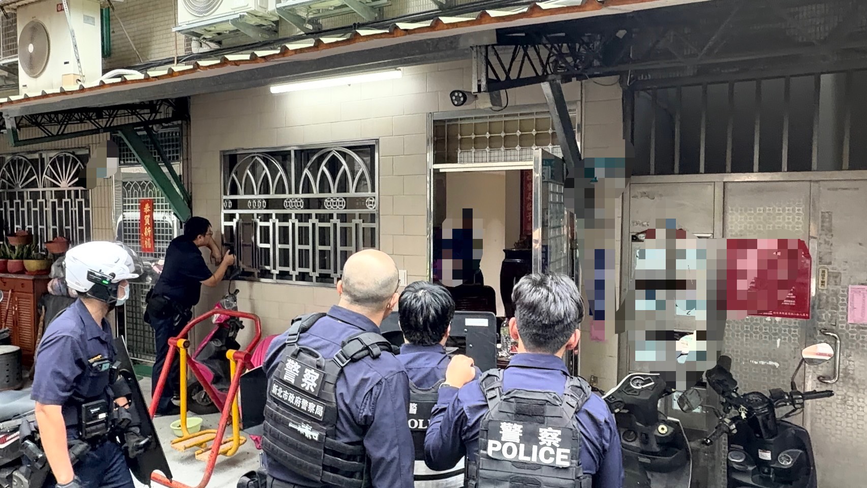 蘆洲男恐慌症發作揮刀警開槍制止！　開電擊槍持盾牌壓制送醫