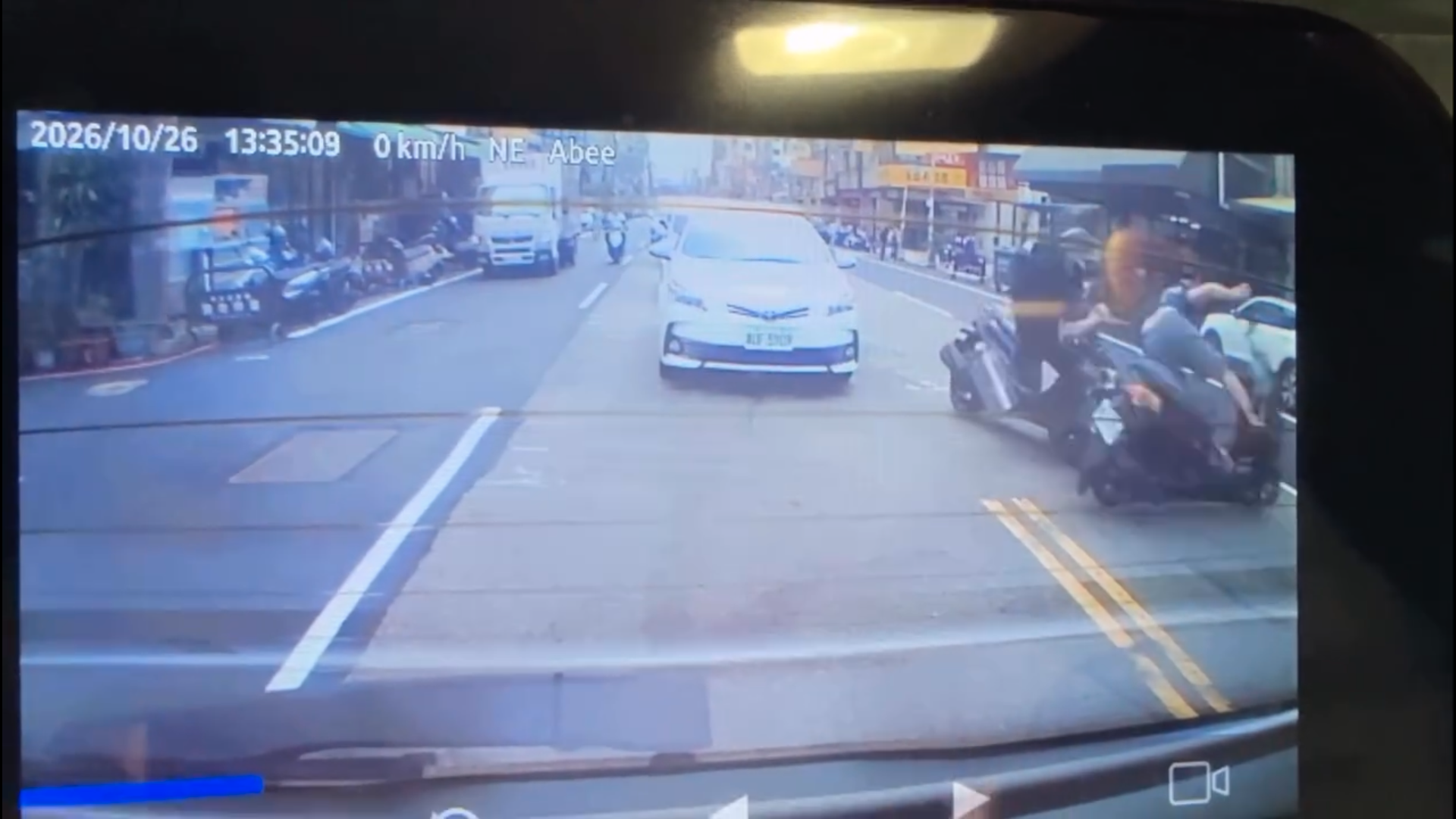 新竹機車逆向撞上迴轉騎士！停等車輛疑形成視線死角　碰撞瞬間曝光