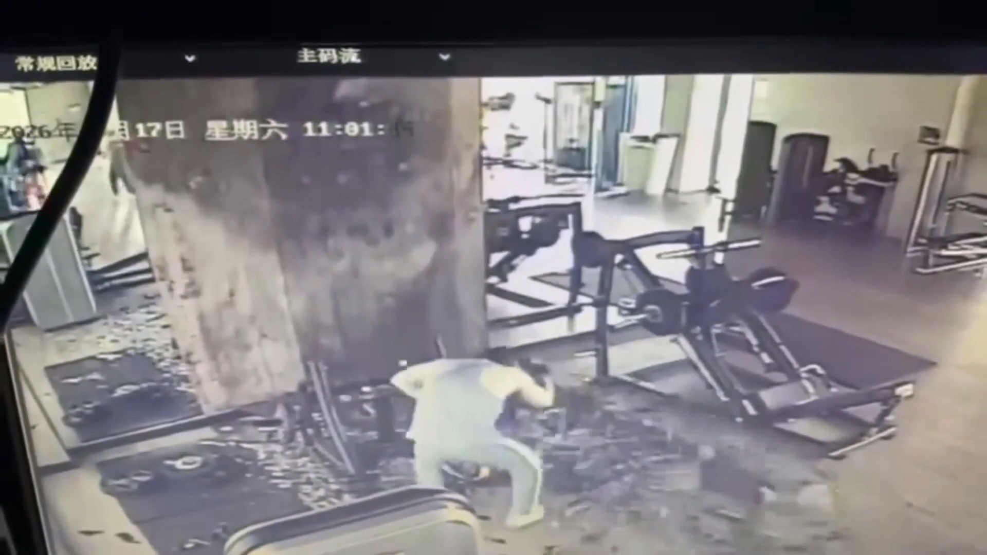 影／陸健身房意外！兩大面鏡子反潮突倒塌　男慘遭連環砸頭破血流縫50針