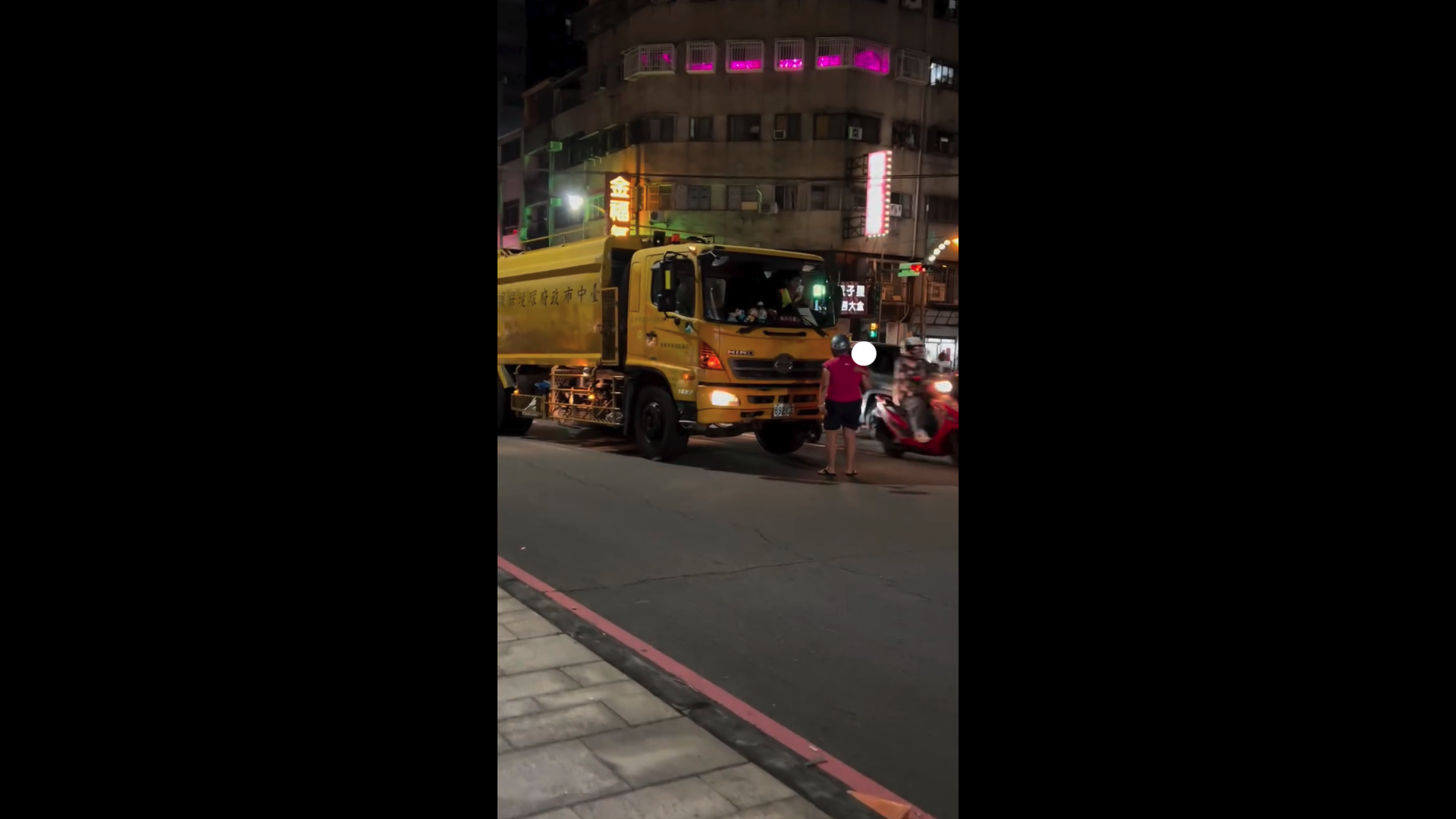 不滿垃圾車鈴聲太小!台中女子誤認遭挑釁攔車 清潔隊無奈報警