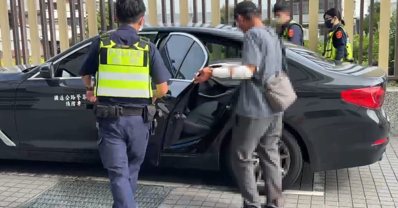 國道車內砍人丟包！　乘客送醫救治警方帶回詢問