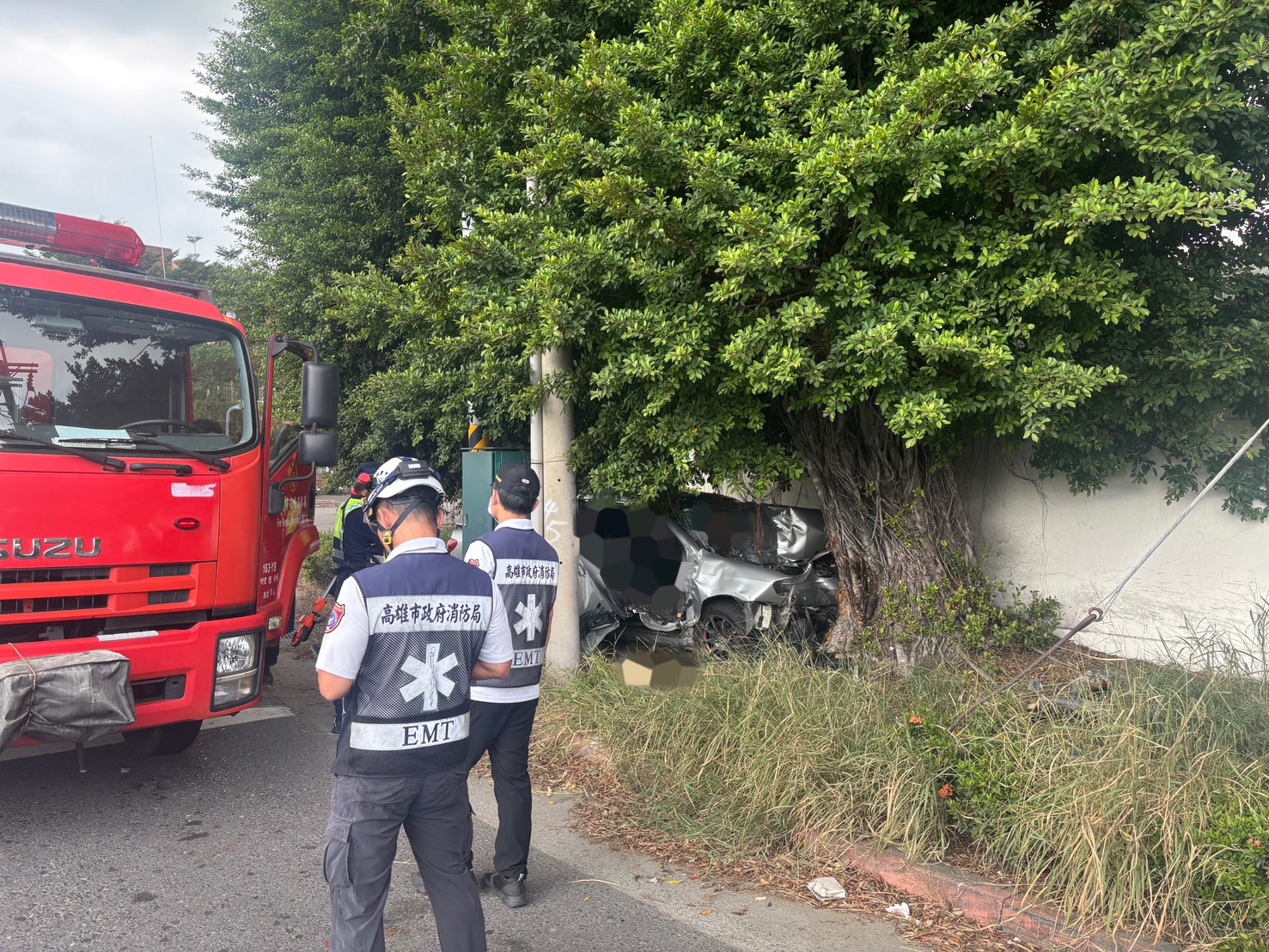 快訊／高雄小港死亡車禍！46歲男逆向自撞路樹　當場身亡