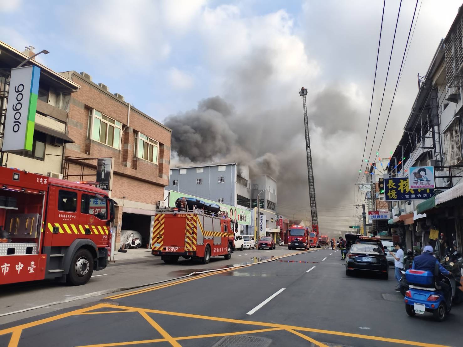 台中西屯工廠火警！3樓鐵皮建築竄濃煙　49歲男雙手燒燙傷送醫