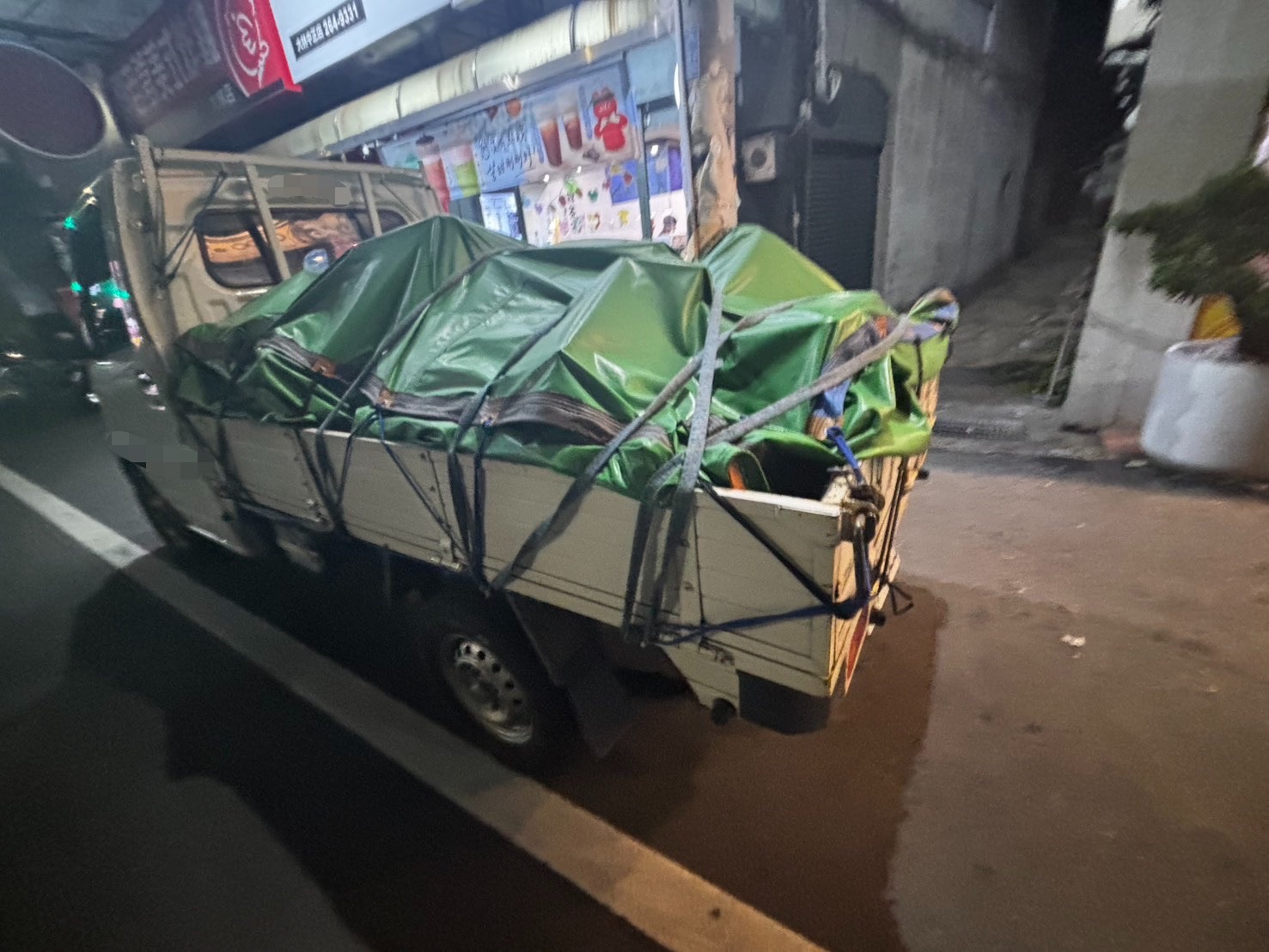 國1嘉義民雄段驚見大量鐵釘！7車接連撞上掉落物　國道一度封閉清掃