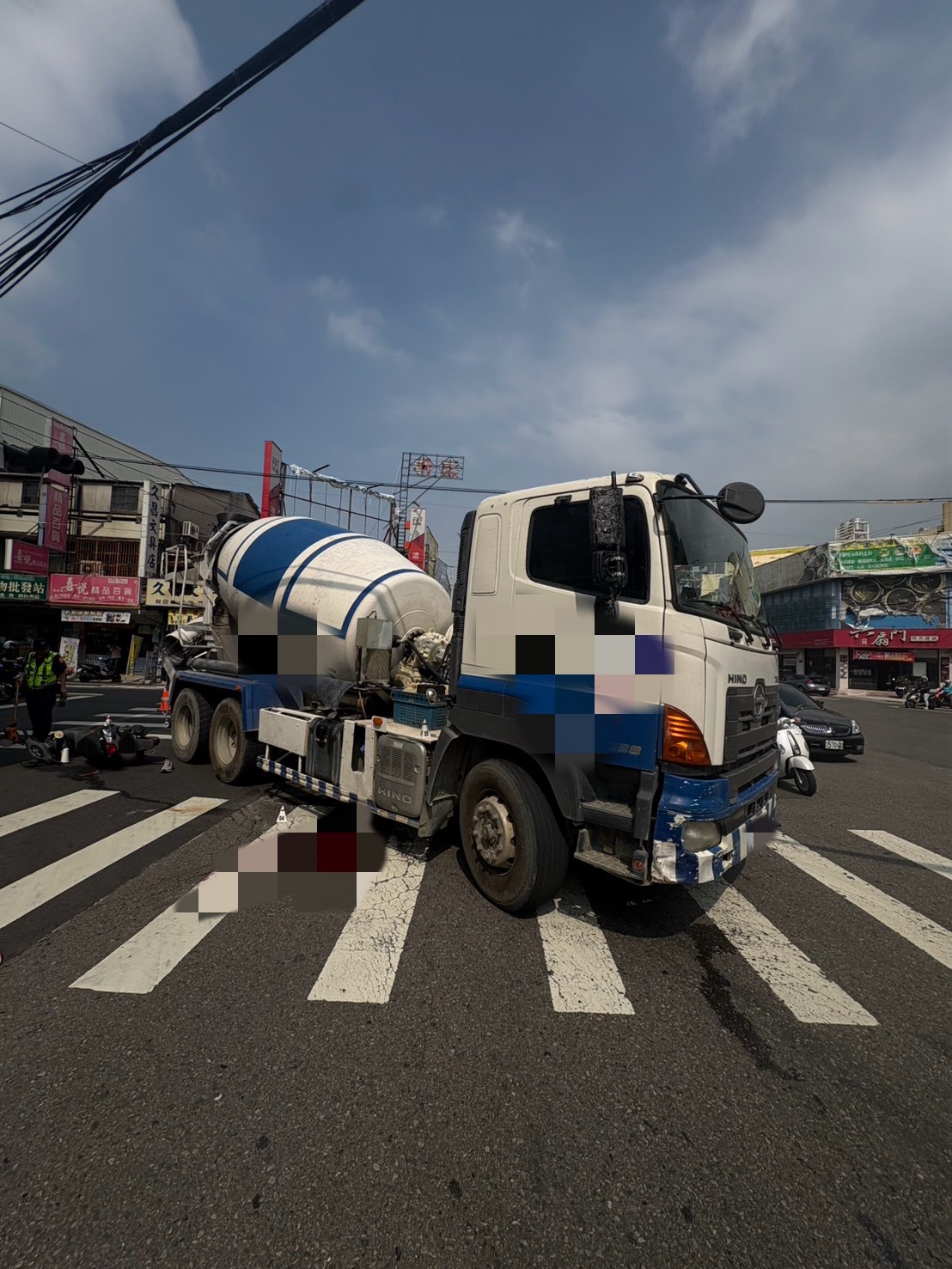 台中后里預拌混凝土車右轉撞機車　71歲乘客當場死亡、騎士受傷