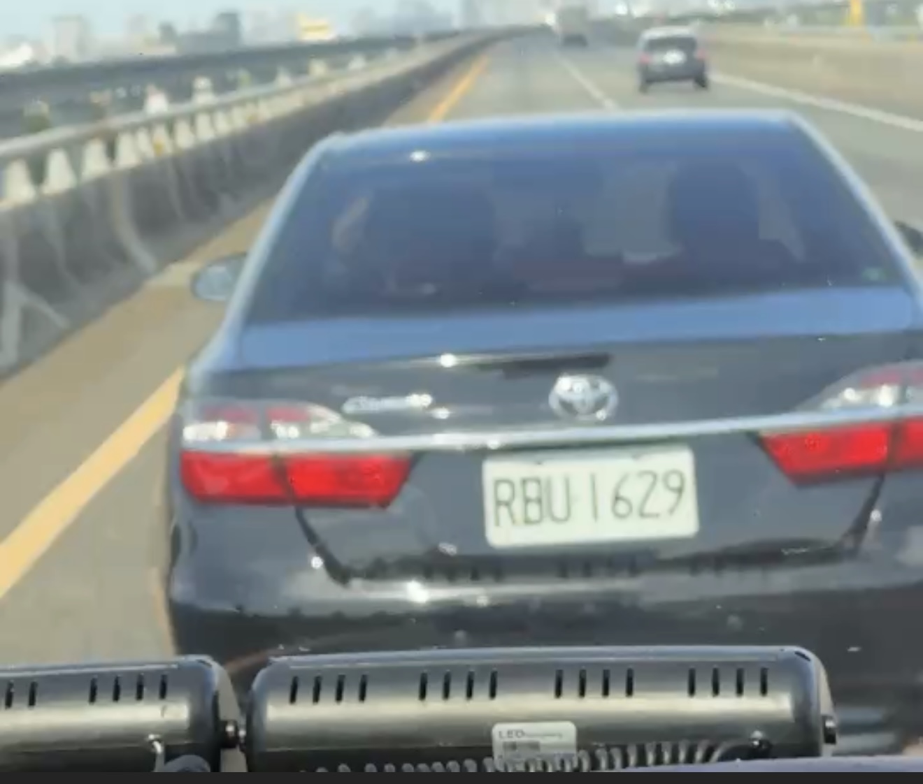 五楊高架救護車轉院途中遭擋路！黑色轎車疑惡意阻擋2分鐘　民眾怒控不禮讓