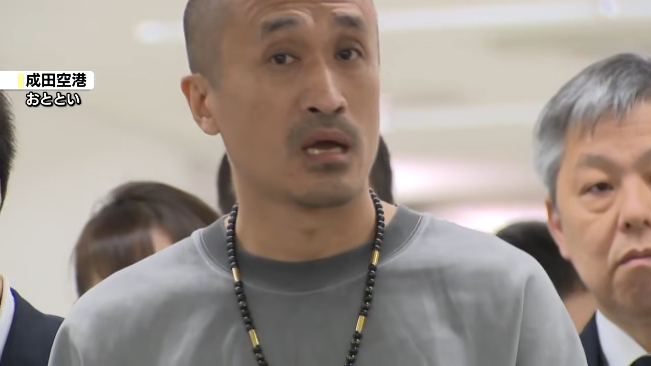 ▲逃了8年終落網！日男啞鈴砸死女友...DNA秒露餡 飛機進日本領空上銬（圖／翻攝自 YouTube／日テレNEWS）