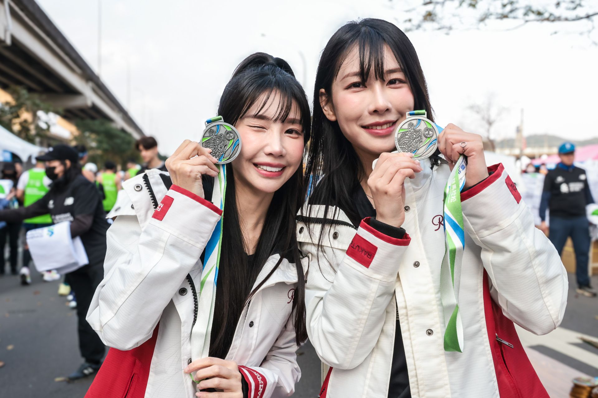 樂天女孩筠熹、KIRA活力應援賽後嘉年華。(圖/渣打臺北公益馬拉松)