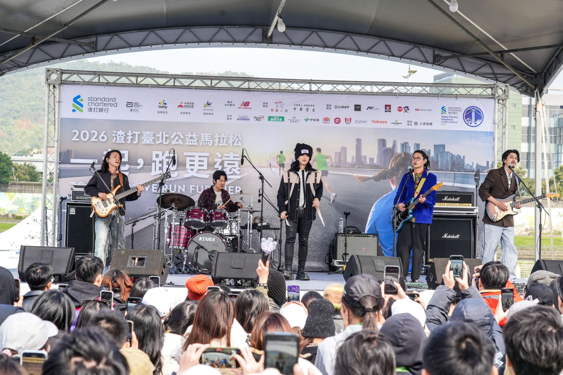 渣打臺北公益馬拉松麋先生熱情開唱。(圖/渣打臺北公益馬拉松)