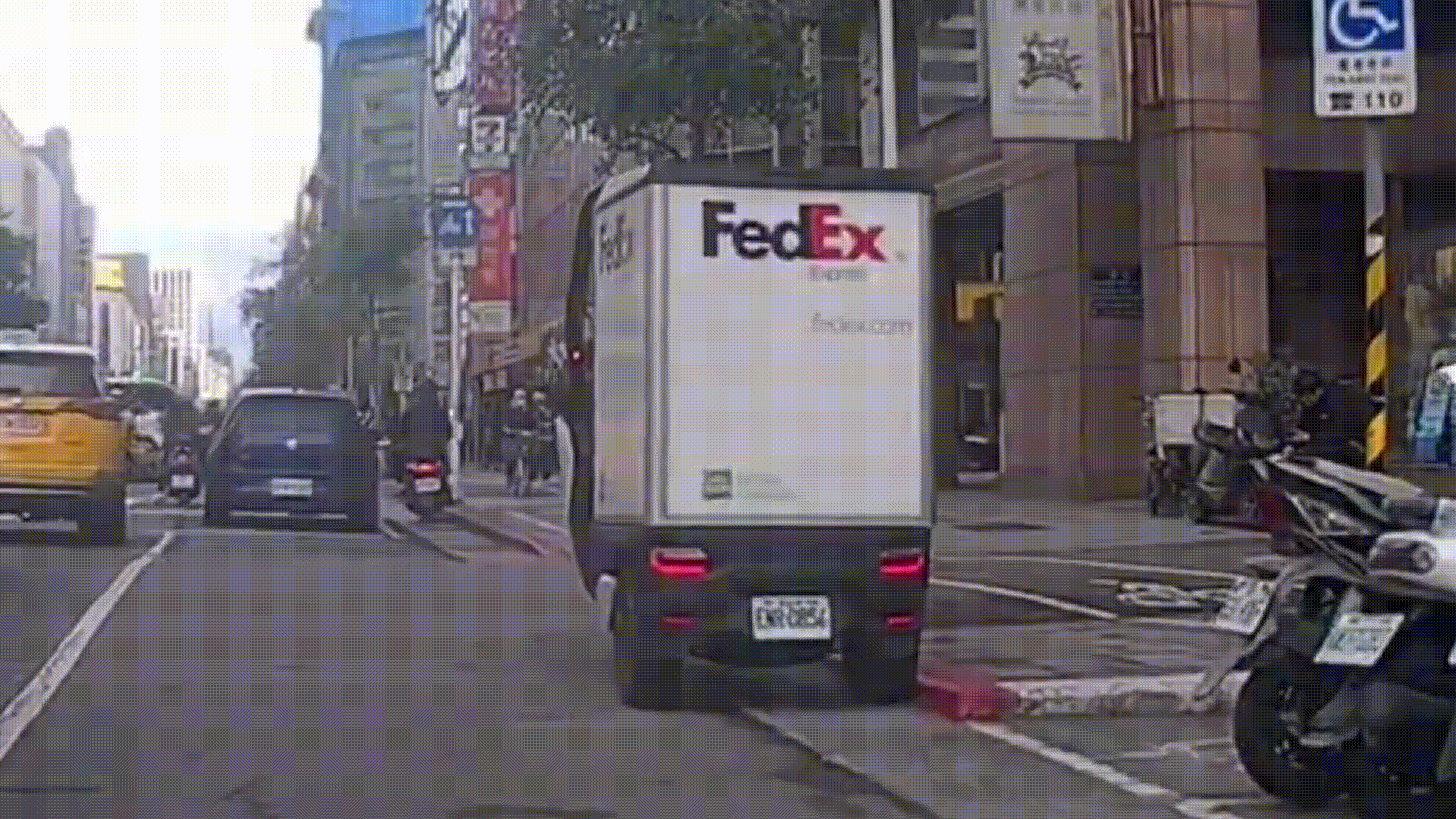 ▲撞擊瞬間曝!三立採訪車衝彰銀害「10人輕重傷」 路人全嚇壞(圖/翻攝自Threads/yihsuan_111)